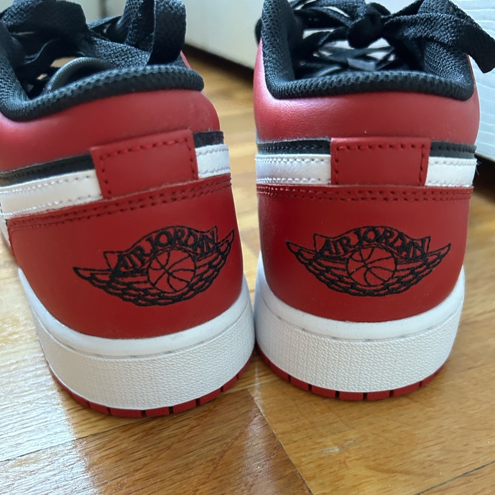 NWT Nike Air Jordan 1 Low GS Alternate Bred Toe / Big Boys 6.5 - Picture 4 of 6